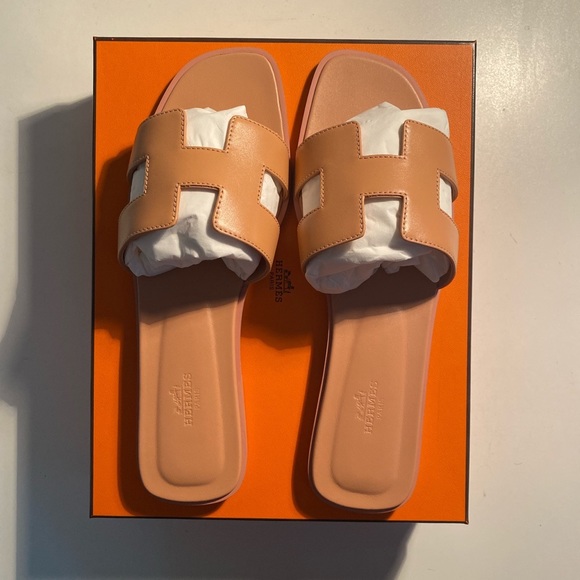 SOLD Authentic Hermès Oran Sandals in Granit Rose - Picture 2 of 8